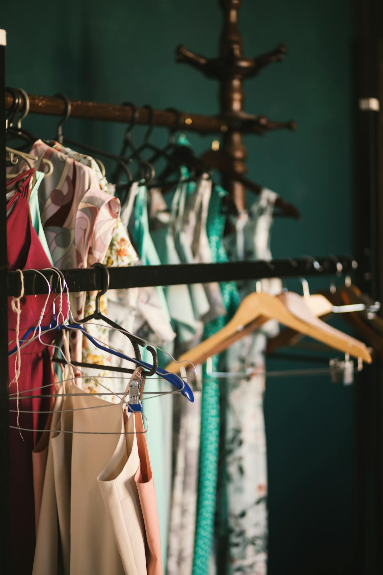 Hoe stijl je een leren tas met een blouse voor een tijdloze look