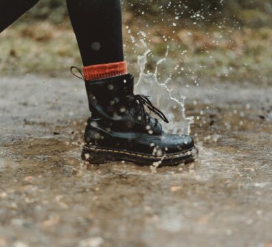 Zwarte laarzen combineren